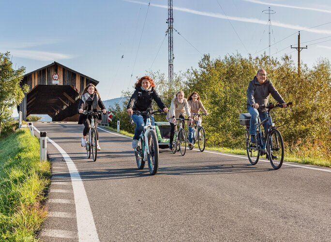 RadfahrerInnen auf einer Straße