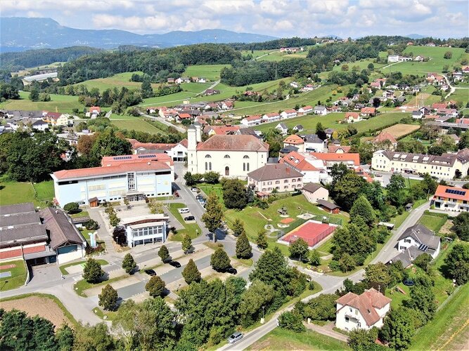 Häuser im Grünen in der Gemeinde Eggersdorf von oben fotografiert.