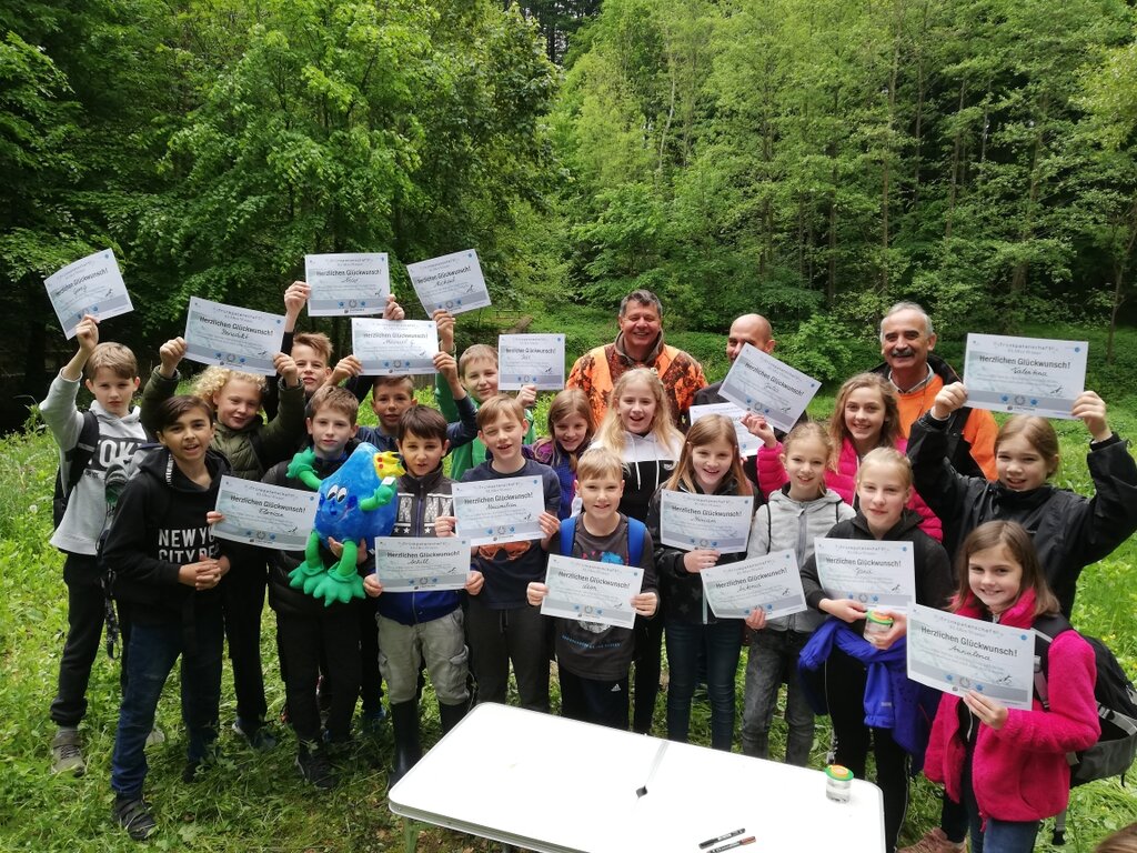 Klassenfoto von Volksschülerinnen und Volksschülern