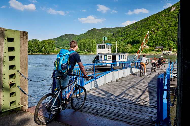 Radfahrer auf einem Schiffssteg