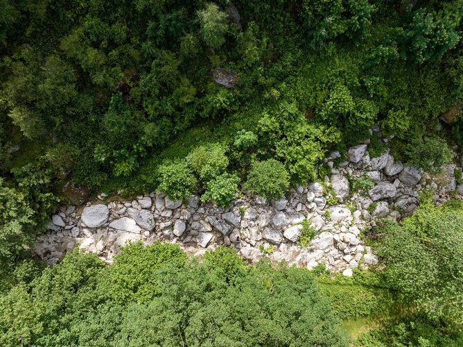 Klammleitenschlucht mit einigen Steinen und Büschen links und rechts davon.