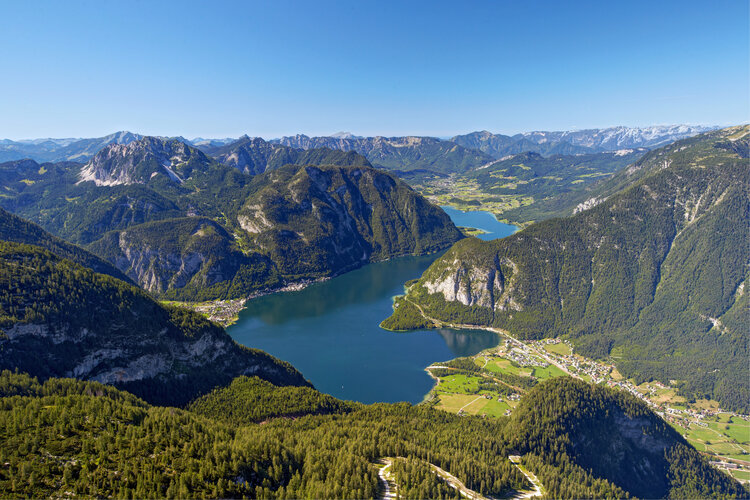 Blick von oben auf Seenlandschaft