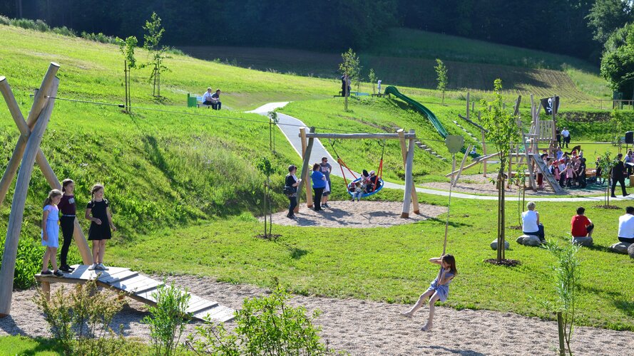 Spielplatz im Grünen mit Kindern