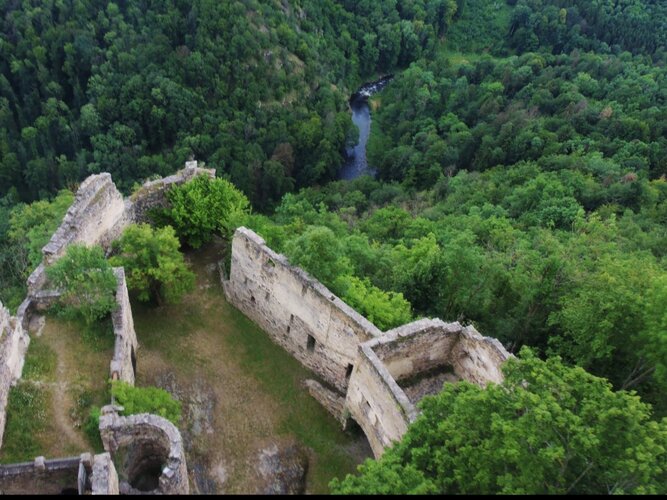 Burgruine mit Blick von oben 