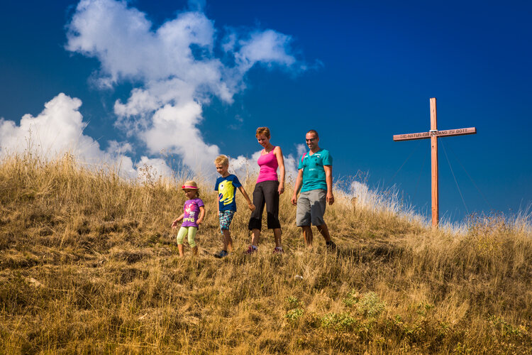 Familie auf Berggipfel