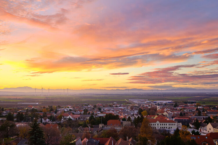 Sonnenuntergang über einem Ort. 