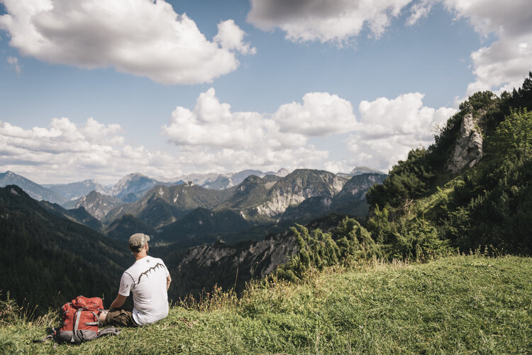 Mann am Berg mit Blick in die Ferne