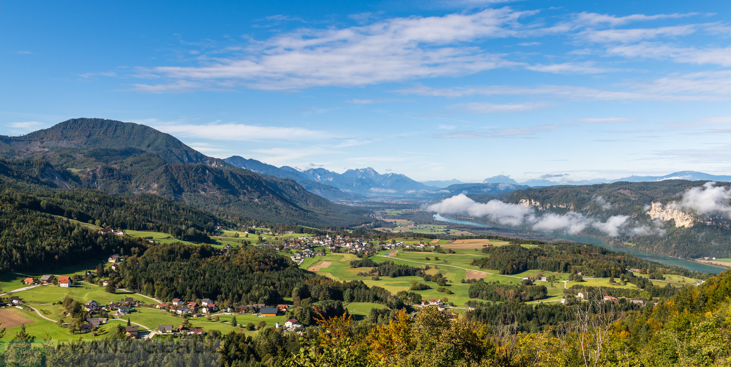 Berglandschaft Rosental mit Wäldern, Siedlungen, Wiesen, Fluss