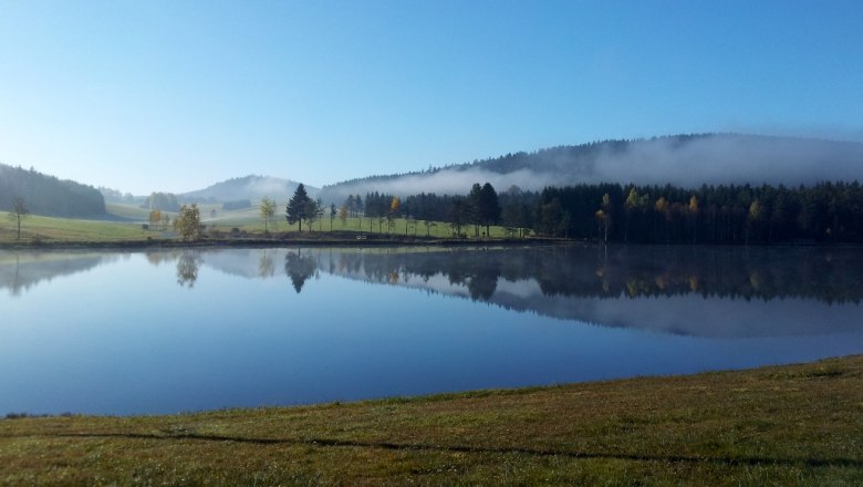 Landschaftsfoto mit Blick auf einen kleinen See