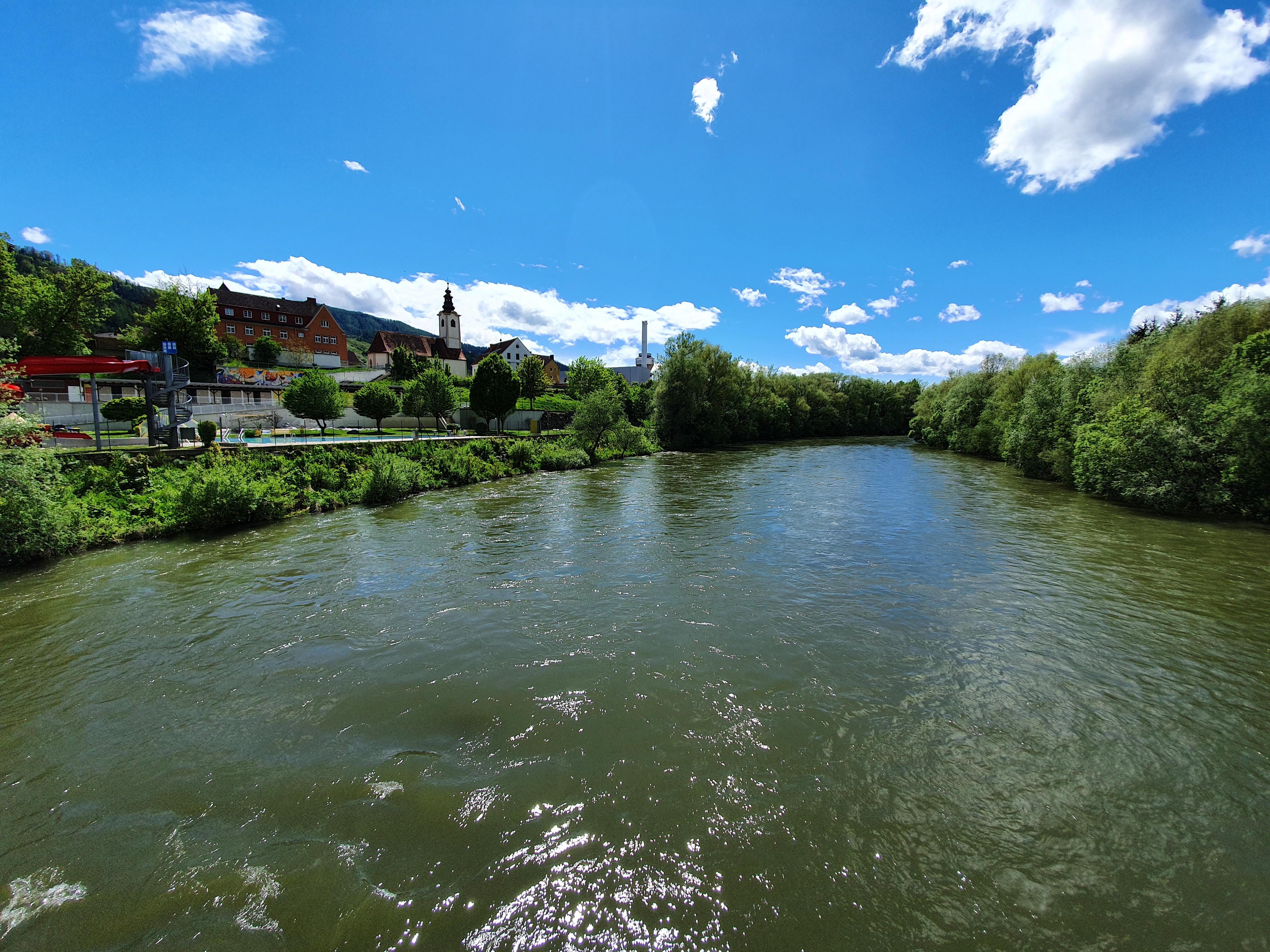 Flusslauf entlang von Sträuchern und Bäumen 