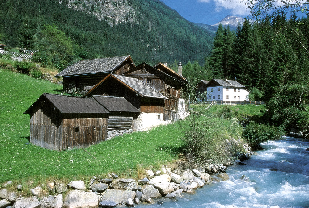 Berghaus entlang eines gewässers