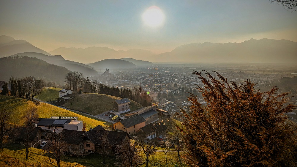 Blick auf Feldkirch in der Abendsonne mit umgebender Berglandschaft