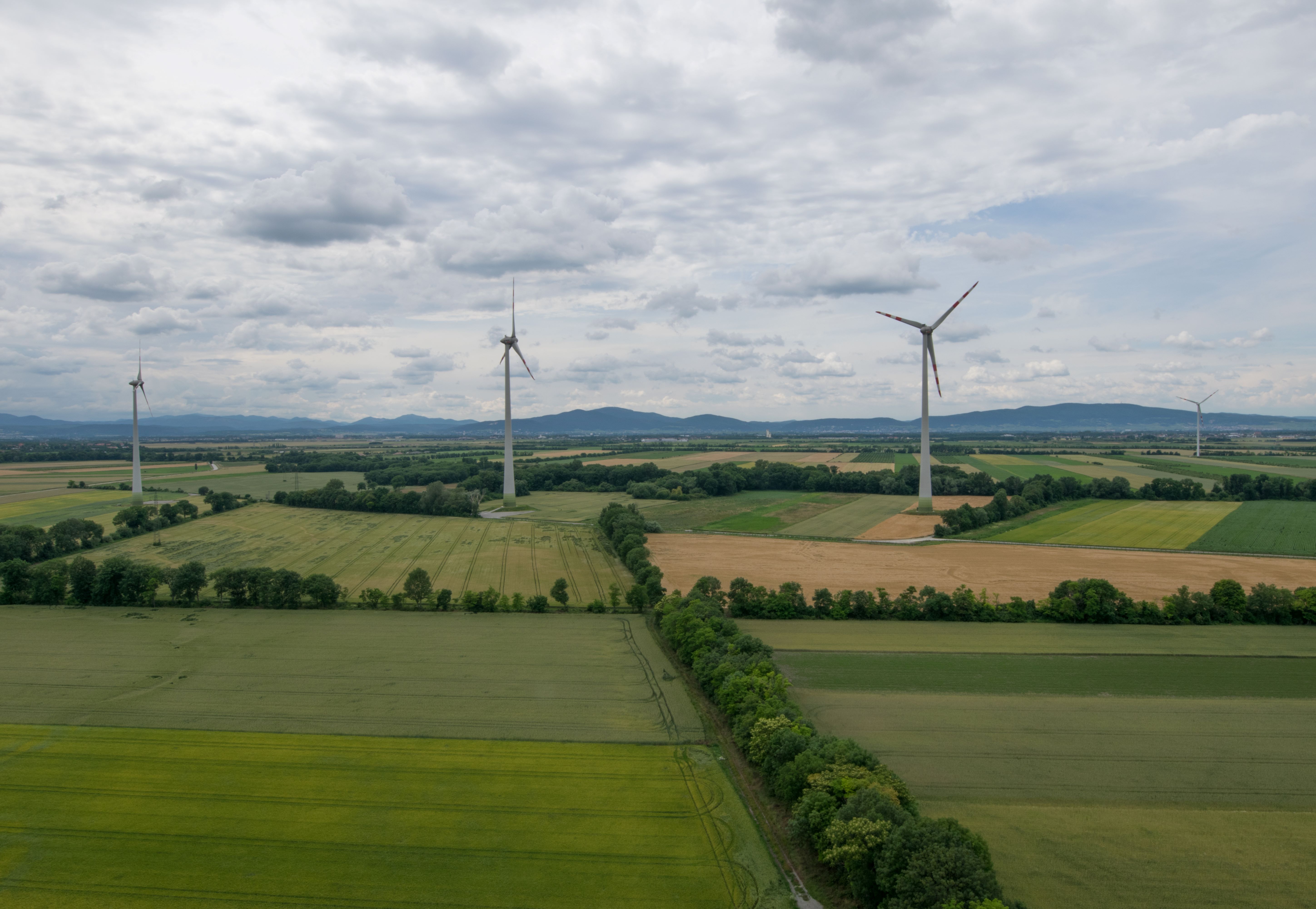 Landschaft mit Windrädern