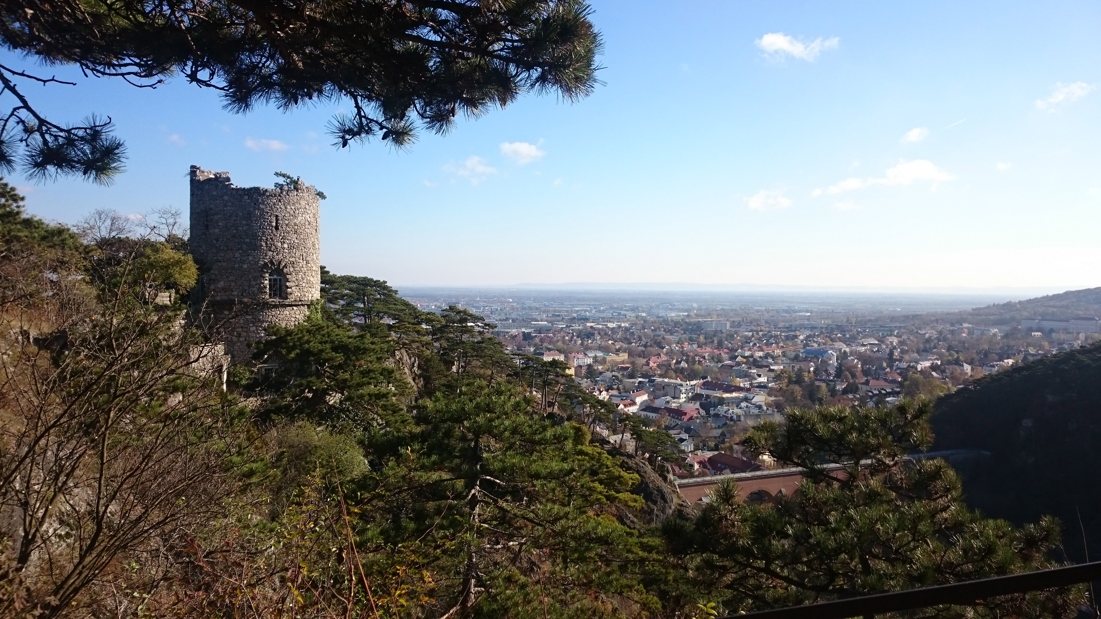 Schwarzer Turm in der Ferne mit Blick auf Mödling.